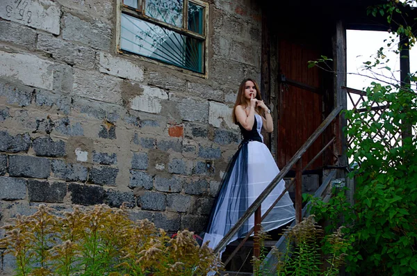 Hermosa chica en vestido en casa —  Fotos de Stock