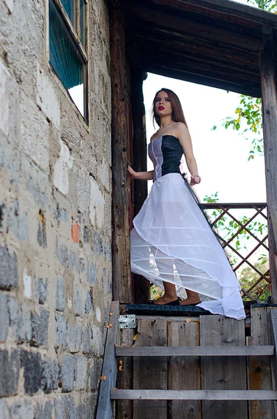 Menina bonita no vestido em casa — Fotografia de Stock