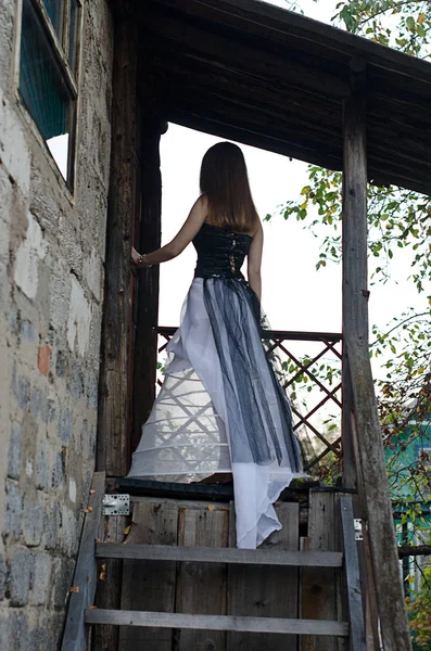 Vacker flicka i klänning hemma — Stockfoto