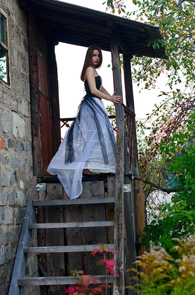 Menina bonita no vestido em casa — Fotografia de Stock