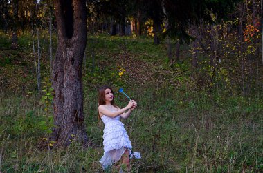 Açık havada elbiseli güzel kız