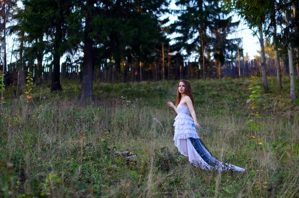 Schöne Mädchen im Kleid im Freien — Stockfoto