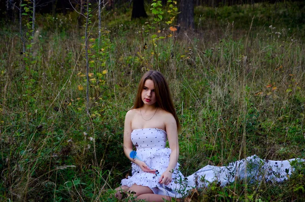 Menina bonita no vestido ao ar livre — Fotografia de Stock