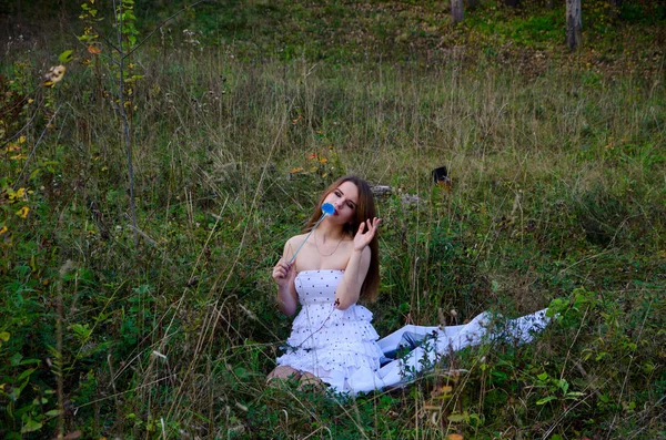 Красива дівчина в сукні на відкритому повітрі — стокове фото