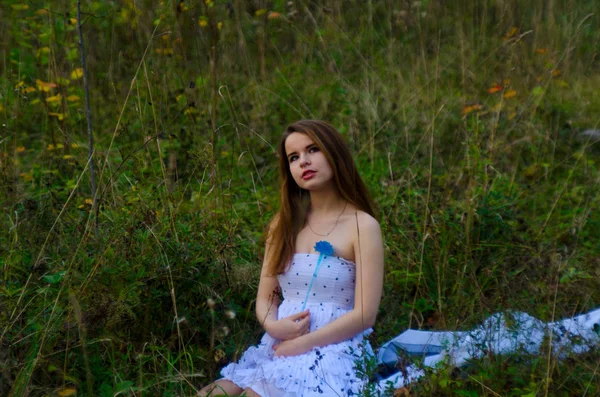 Красива дівчина в сукні на відкритому повітрі — стокове фото