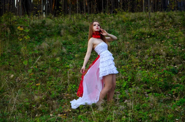 Menina bonita no vestido ao ar livre — Fotografia de Stock