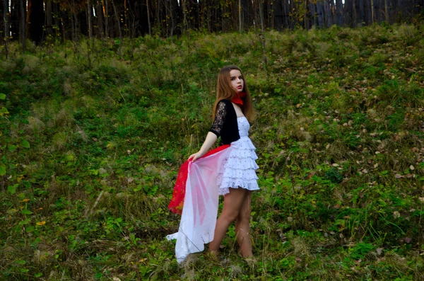 Hermosa chica en vestido al aire libre —  Fotos de Stock