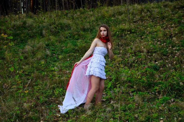 Menina bonita no vestido ao ar livre — Fotografia de Stock
