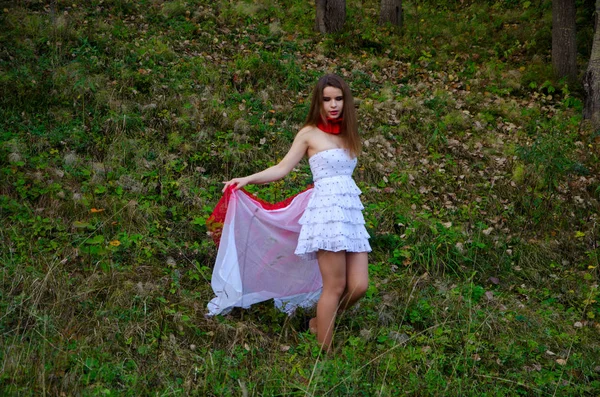 Menina bonita no vestido ao ar livre — Fotografia de Stock