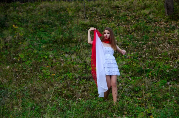 Schöne Mädchen im Kleid im Freien — Stockfoto