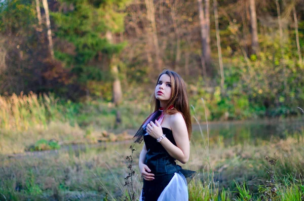 Hermosa chica en vestido al aire libre — Foto de Stock