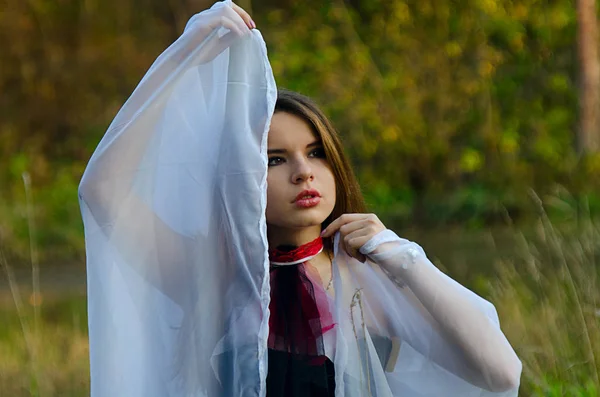 Belle fille en robe à l'extérieur — Photo