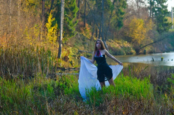 Belle fille en robe à l'extérieur — Photo