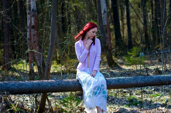 Menina bonita na camisa ao ar livre — Fotografia de Stock