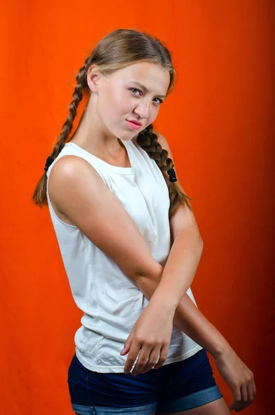 Sproeterig meisje met pigtails — Stockfoto