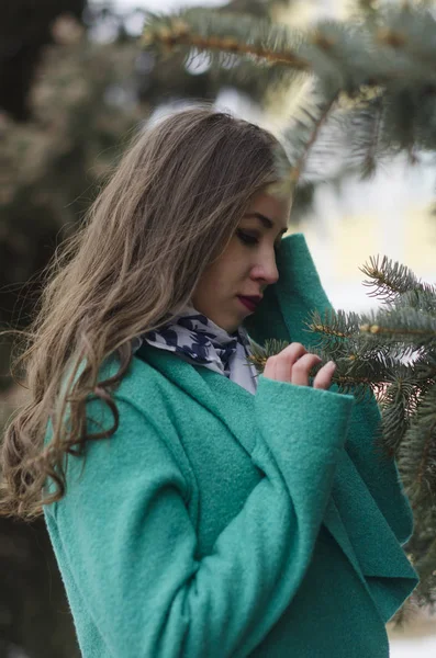 Menina bonita em casaco de lã — Fotografia de Stock