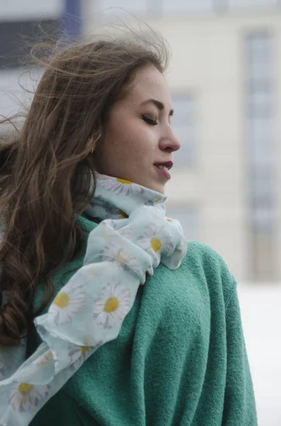 Bella ragazza in cardigan — Foto Stock