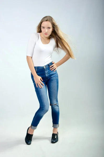 Menina bonita em t-shirt e jeans — Fotografia de Stock