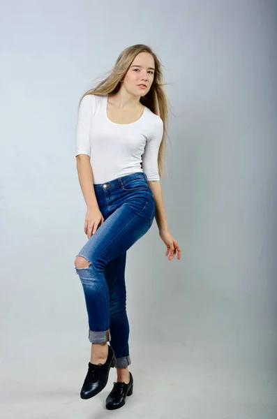 Mooi meisje in t-shirt en jeans — Stockfoto