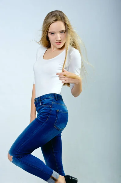 Hermosa chica en camiseta y jeans —  Fotos de Stock