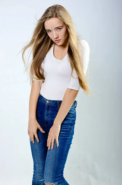 Bella ragazza in t-shirt e jeans — Foto Stock