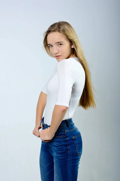 Beautiful girl in t-shirt and jeans — Stock Photo, Image