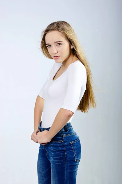 Beautiful girl in t-shirt and jeans — Stock Photo, Image