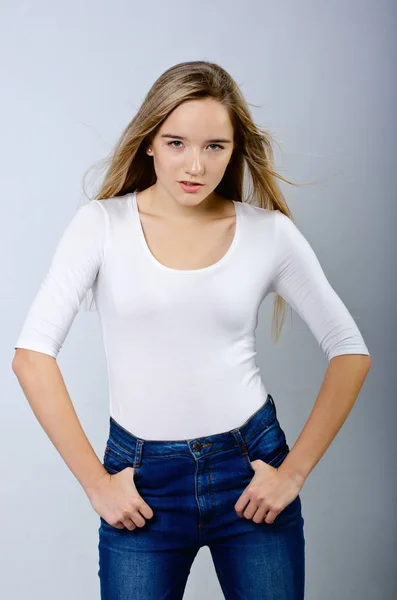 Красивая девушка в футболке и джинсах — стоковое фото