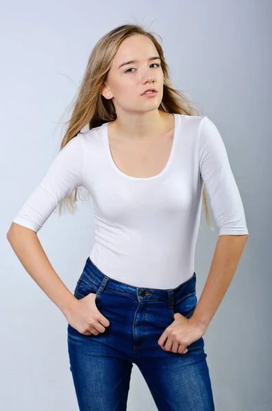 Mooi meisje in t-shirt en jeans — Stockfoto