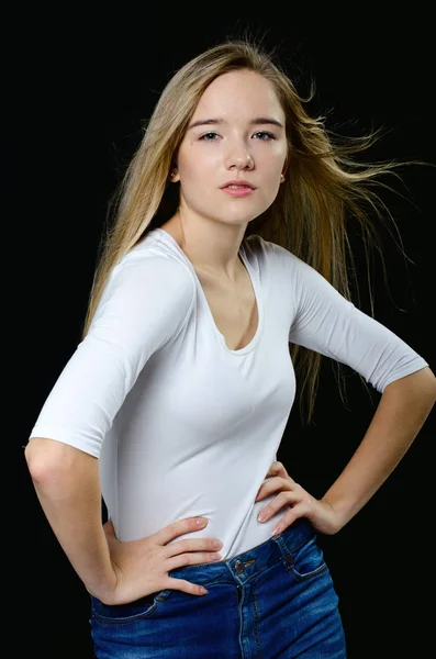 T-셔츠와 청바지에 아름 다운 여자 — 스톡 사진