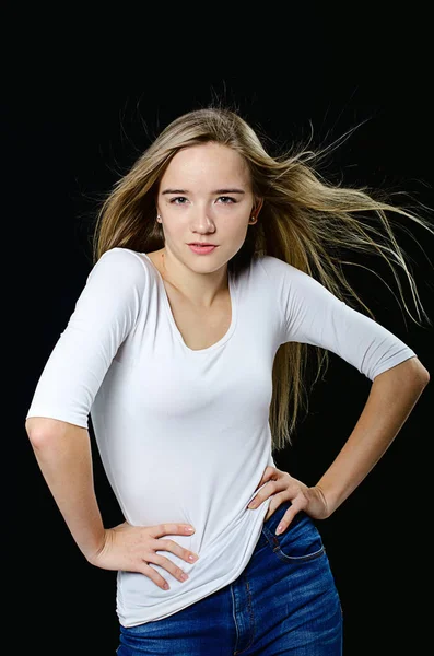 Menina bonita em t-shirt e jeans — Fotografia de Stock