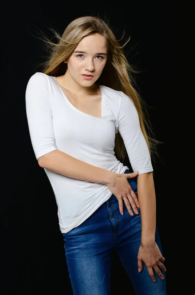 Красива дівчина в футболці і джинсах — стокове фото