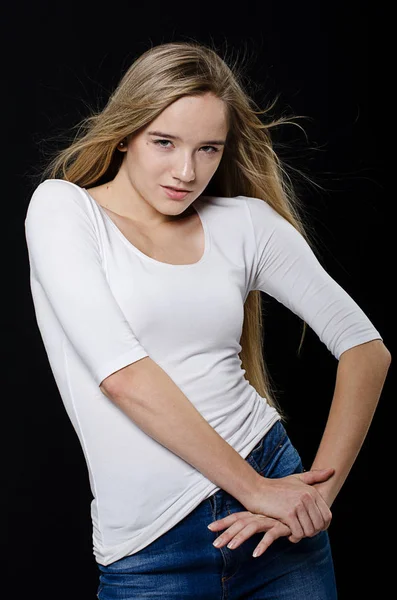 Menina bonita em t-shirt e jeans — Fotografia de Stock