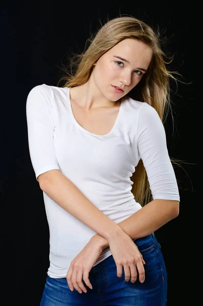 Mooi meisje in t-shirt en jeans — Stockfoto