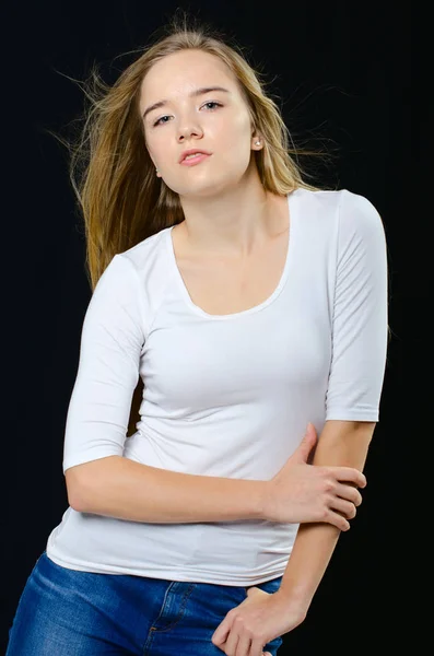 Mooi meisje in t-shirt en jeans — Stockfoto