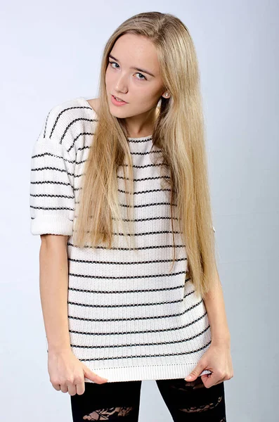 Krásná dívka v pruhovaném svetru — Stock fotografie