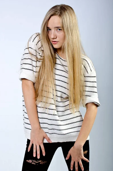Красива дівчина в смугастому светрі — стокове фото