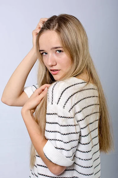 Красивая девушка в полосатом свитере — стоковое фото