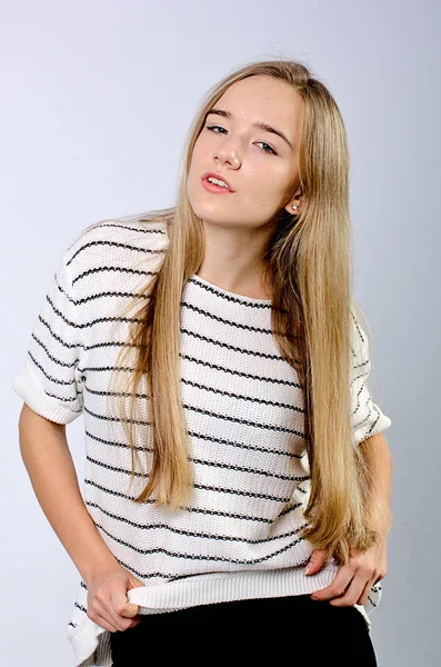 Красивая девушка в полосатом свитере — стоковое фото