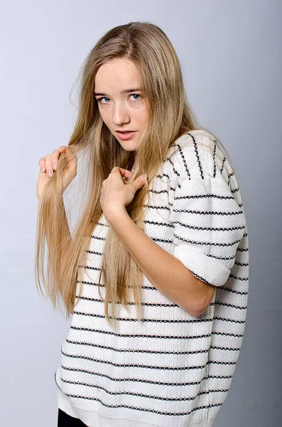 Krásná dívka v pruhovaném svetru — Stock fotografie