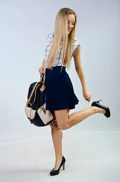 Hermosa chica con una mochila —  Fotos de Stock