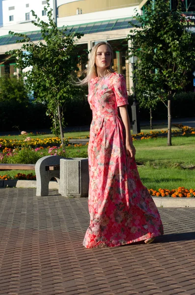 Красивая девушка яркое длинное платье — стоковое фото
