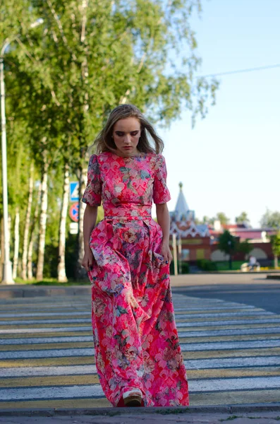 Vacker flicka ljusa lång klänning — Stockfoto