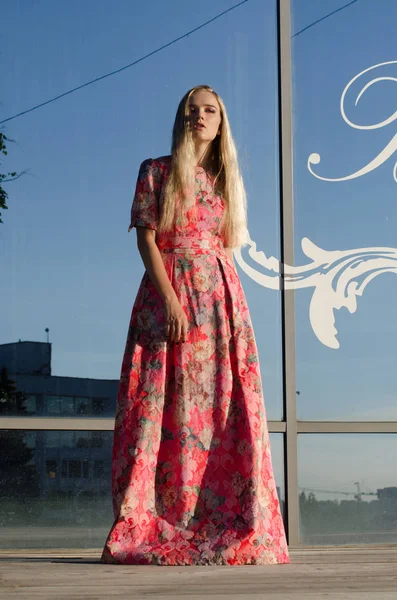 Красивая девушка яркое длинное платье — стоковое фото