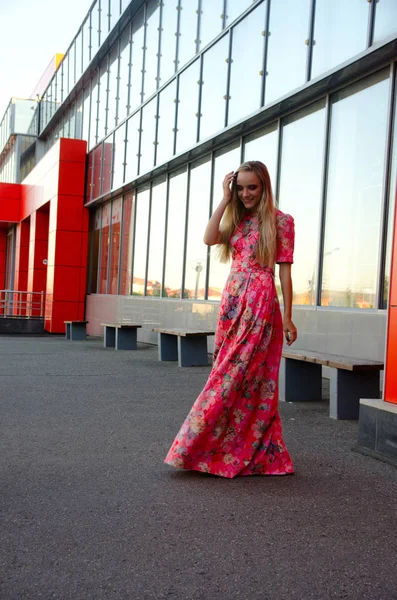 Gadis cantik gaun panjang cerah — Stok Foto