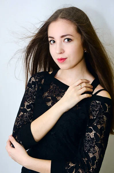 Портрет красивой девушки в черной блузке — стоковое фото