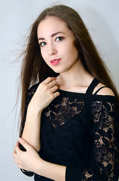 Portret van mooi meisje in een zwarte blouse — Stockfoto