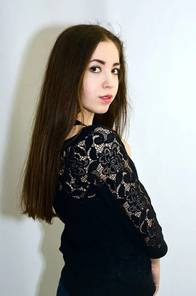 Porträtt av vacker flicka i svart blus — Stockfoto