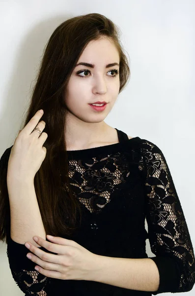 Портрет красивой девушки в черной блузке — стоковое фото