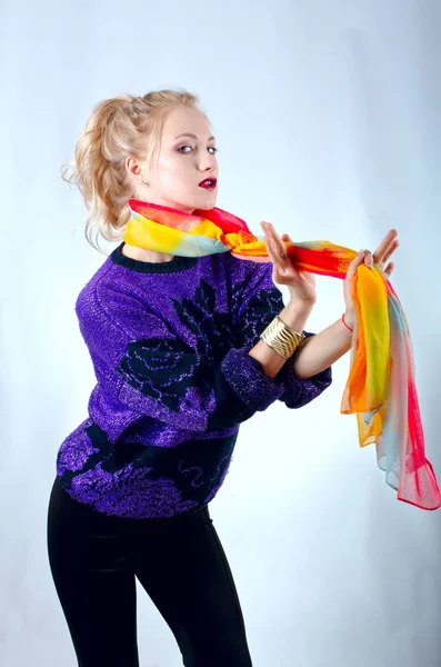 Mooi meisje in kleurrijke sjaal — Stockfoto